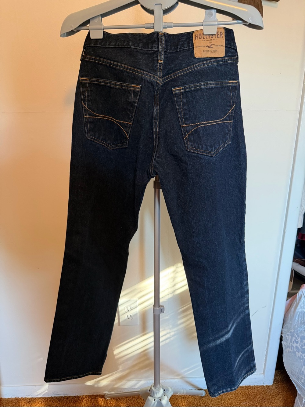 Hollister Men’s Straight Jeans (W32xL30) - Picture 2 of 8